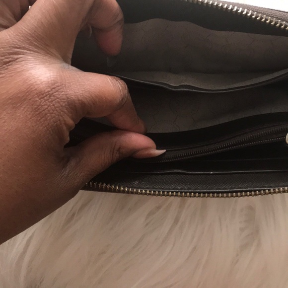 Michael Kors Logo Wallet - Picture 3 of 4